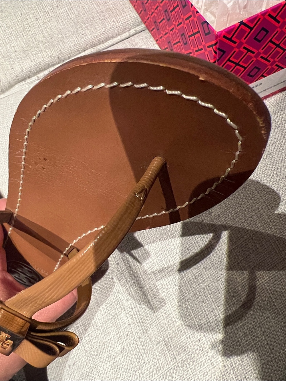 Tory Burch LeighAnne Flat Thong Sandals Brown Patent Saffiano Leather Size 7 - Picture 9 of 9